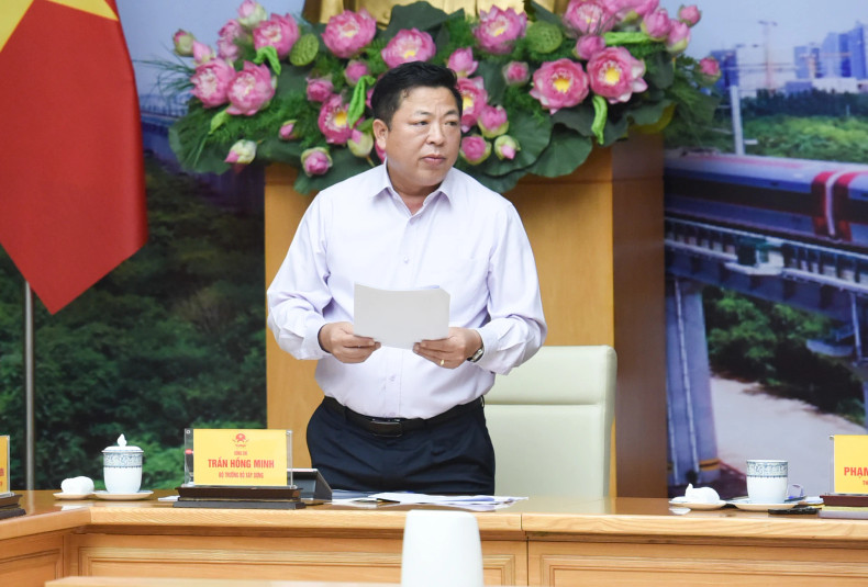 Minister of Construction Tran Hong Minh speaks at the meeting.