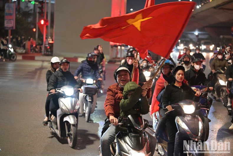 People flock to Truong Chinh Street to celebrate Vietnam national football team's victory. (Photo: THE DAI) People flock to Truong Chinh Street to celebrate Vietnam national football team's victory. (Photo: THE DAI)