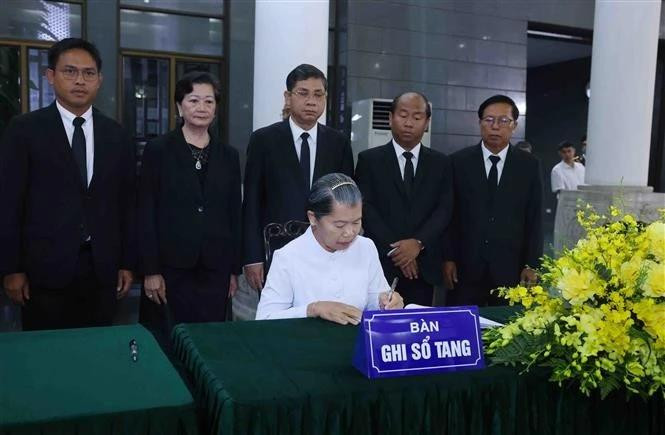 Men Sam An, Vice President of the Cambodian People's Party (CPP), President of the National Council of the Solidarity Front for the Development of Cambodia Motherland (SFDCM), and Chairwoman of the Cambodia – Viet Nam Friendship Association, writes in in the condolence book for former State President Tran Duc Luong. (Photo: VNA) Men Sam An, Vice President of the Cambodian People's Party (CPP), President of the National Council of the Solidarity Front for the Development of Cambodia Motherland (SFDCM), and Chairwoman of the Cambodia – Viet Nam Friendship Association, writes in in the condolence book for former State President Tran Duc Luong. (Photo: VNA)