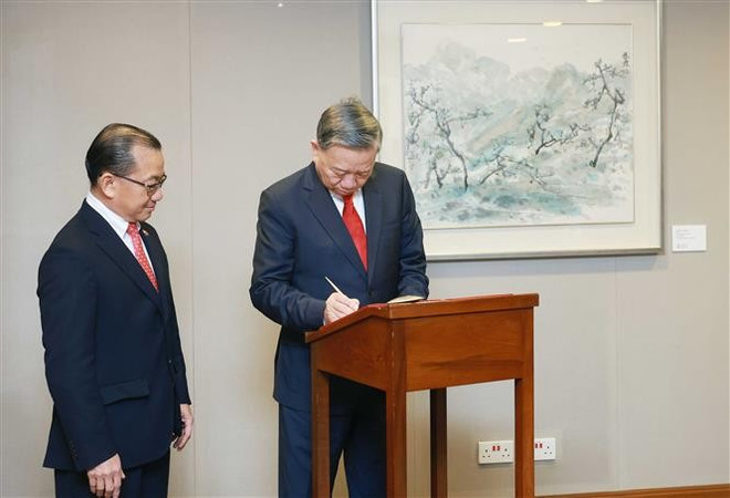 Party General Secretary To Lam writes in the guestbook. (Photo: VNA)