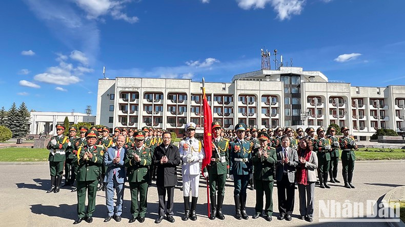 Ambassador Dang Minh Khoi encourages the Vietnam People's Army delegation practicing in Moscow.