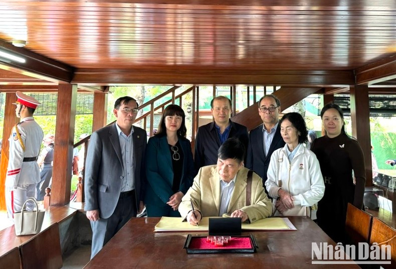 Nguyen Trung Nguyen, the First Director of the Memorial House of Vietnamese Schools in Guilin, writes his reflections at President Ho Chi Minh’s house on the stilt historical site. Nguyen Trung Nguyen, the First Director of the Memorial House of Vietnamese Schools in Guilin, writes his reflections at President Ho Chi Minh’s house on the stilt historical site.