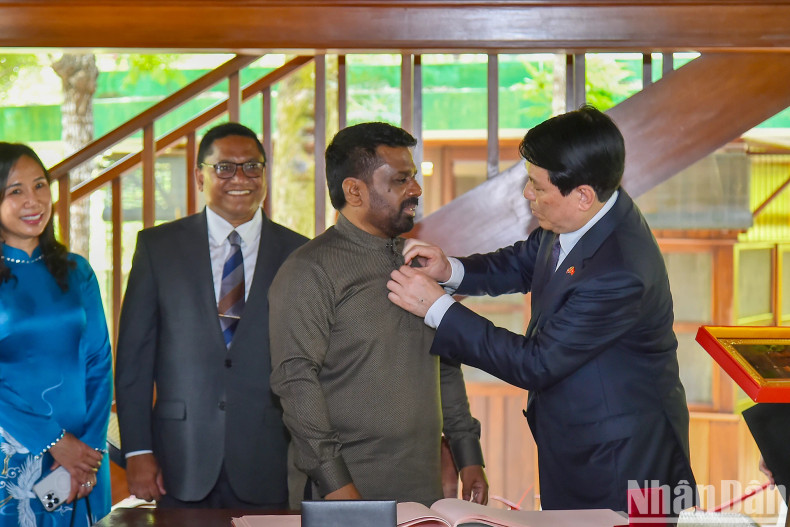 President Luong Cuong presents the Ho Chi Minh Badge to President Anura Kumara Dissanayaka.