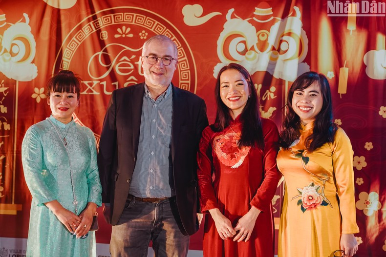 Mayor of Lorient City Fabrice Loher takes a photo with representatives of the organising committee.