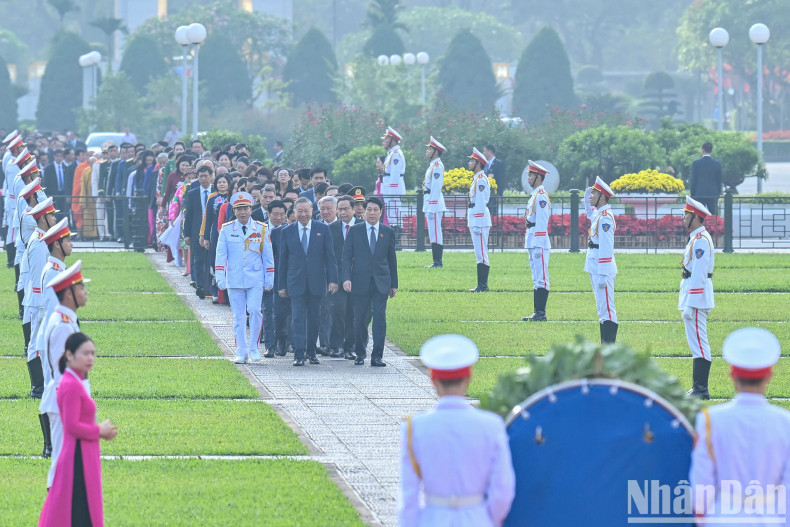 At exactly 7:15 AM, the delegation, led by the top Party and State leaders, proceeds from Bac Son Street to President Ho Chi Minh's mausoleum to pay their respects to the great leader.