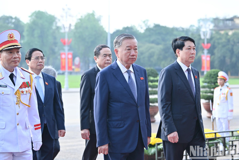 Party General Secretary To Lam, President Luong Cuong, Prime Minister Pham Minh Chinh, and NA Chairman Tran Thanh Man pay tribute to President Ho Chi Minh.