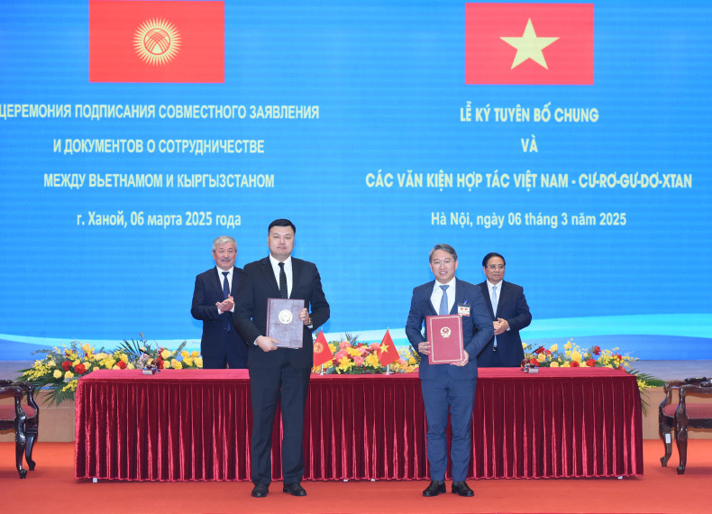 The two Prime Ministers witness the signing of the Memorandum of Understanding on legal cooperation between the Ministry of Justice of Vietnam and the Ministry of Justice of Kyrgyzstan. The two Prime Ministers witness the signing of the Memorandum of Understanding on legal cooperation between the Ministry of Justice of Vietnam and the Ministry of Justice of Kyrgyzstan.