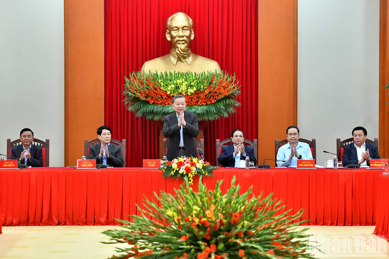 Party General Secretary To Lam and other Party and State leaders attend the meeting.