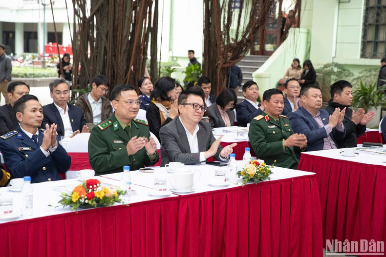 The delegates attend the ceremony. The delegates attend the ceremony.