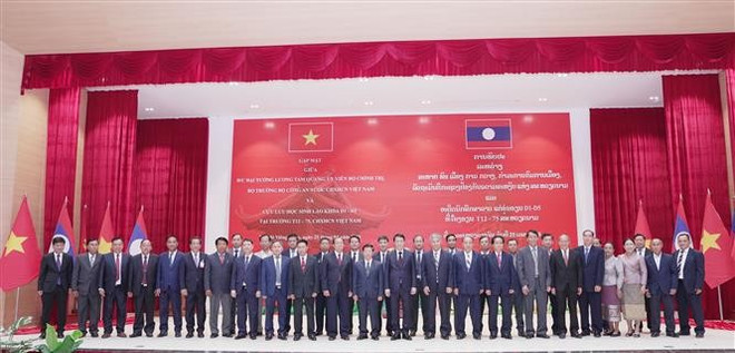 Minister of Public Security General Luong Tam Quang, officials, and former students of School T12-75 at the Academy of Politics of the Lao People's Public Security in Vientiane. (Photo: VNA)