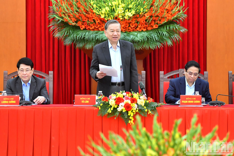 Party General Secretary To Lam delivers directives at the meeting.