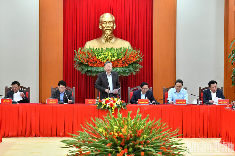 Party General Secretary To Lam delivers directives at the meeting.