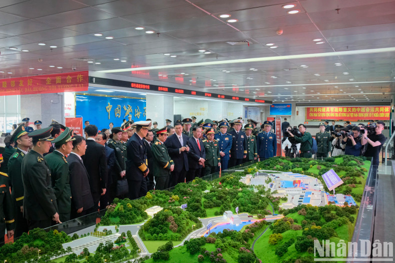 The two delegations view a smart border gate model.