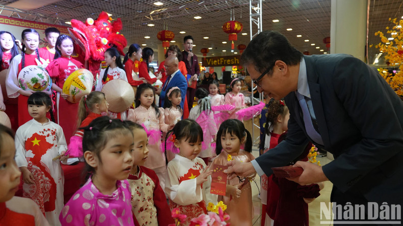 Ambassador Dang Minh Khoi congratulated the Vietnamese community on their achievements in 2024 and emphasised that Vietnam's position in the Russian Federation is increasingly leaving a significant mark. Ambassador Dang Minh Khoi congratulated the Vietnamese community on their achievements in 2024 and emphasised that Vietnam's position in the Russian Federation is increasingly leaving a significant mark.