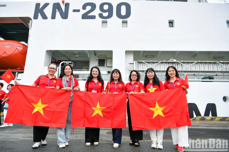 Vietnamese national flags, which were carefully prepared by the journalists, are being brought to Truong Sa.