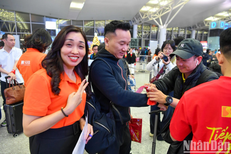 The fans and the players’ families travel to Thailand to stand by them through a flight sponsored by Saigon-Hanoi Bank (SHB). The fans and the players’ families travel to Thailand to stand by them through a flight sponsored by Saigon-Hanoi Bank (SHB).
