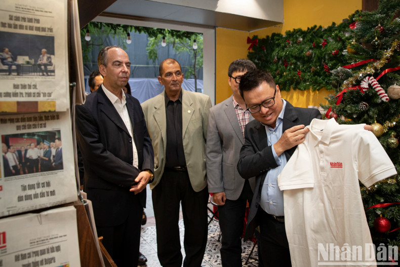 With the idea of promting the Party newspaper closer to readers through new experiences in a nostalgic yet modern space, Nhan Dan Newspaper has recently launched a reading station at 71 Hang Trong Street. Shortly after its debut, the reading station has attracted the great interest from both readers and visitors. With the idea of promting the Party newspaper closer to readers through new experiences in a nostalgic yet modern space, Nhan Dan Newspaper has recently launched a reading station at 71 Hang Trong Street. Shortly after its debut, the reading station has attracted the great interest from both readers and visitors.