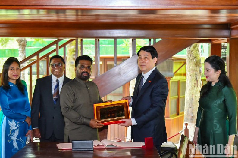 President Luong Cuong also offers a souvenir gift to the Sri Lankan President at the house on stilt.