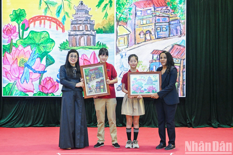 The spouses of the Vietnamese and Ethiopian PMs receive a special painting created by visually impaired students. The spouses of the Vietnamese and Ethiopian PMs receive a special painting created by visually impaired students.