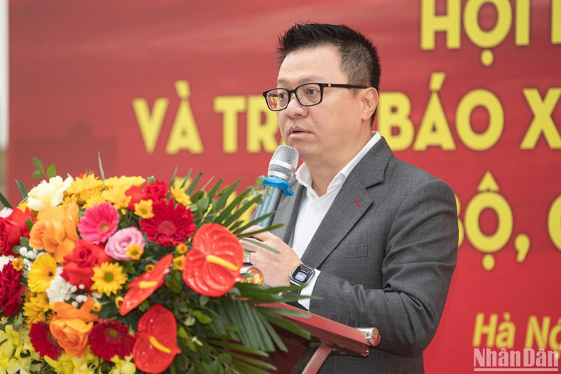 Editor in Chief of Nhan Dan Newspaper Le Quoc Minh speaks at the ceremony. Editor in Chief of Nhan Dan Newspaper Le Quoc Minh speaks at the ceremony.