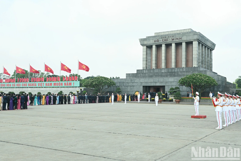 The solemn atmosphere of the tribute ceremony and flower offering at President Ho Chi Minh’s Mausoleum reflects the deep respect of the National Assembly delegation.