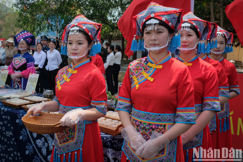 Zhuang ethnic girls in Guangxi, China, introduce local specialties.