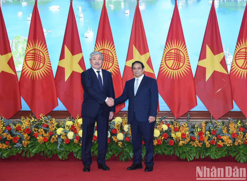 Prime Minister Pham Minh Chinh and his Kyrgyz counterpart Adylbek Kasymaliev.