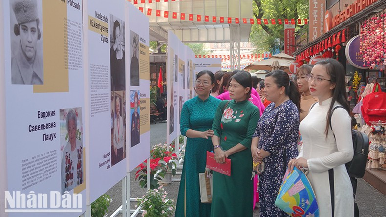 The exhibition also highlights the beauty of Belarusian women. (Photo: M.H.) The exhibition also highlights the beauty of Belarusian women. (Photo: M.H.)
