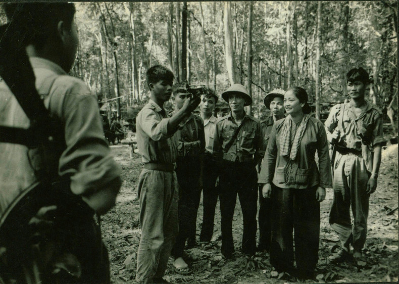 Nguyen Thi Dinh instructs soldiers to review and learn from their experience in shooting down helicopters in Ap Bac, January 2, 1963. (File photo / Vietnam Women's Museum) Nguyen Thi Dinh instructs soldiers to review and learn from their experience in shooting down helicopters in Ap Bac, January 2, 1963. (File photo / Vietnam Women's Museum)