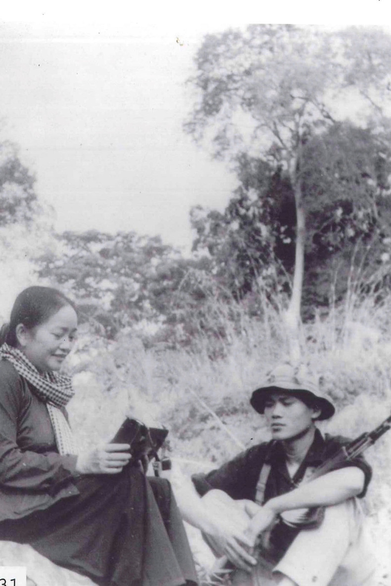 Nguyen Thi Dinh and a soldier take a rest during a march. (File photo / Vietnam Women's Museum) Nguyen Thi Dinh and a soldier take a rest during a march. (File photo / Vietnam Women's Museum)