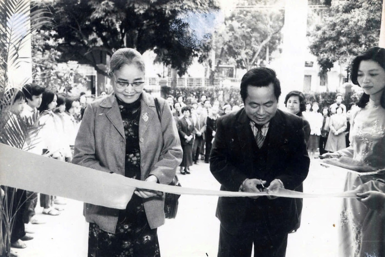 Vice Chairwoman of the Council of Ministers and President of the Vietnam Women’s Union Nguyen Thi Dinh and Minister of Culture and Information Tran Van Phac, cut the ribbon for the opening of the exhibition entitled “President Ho Chi Minh with the cause of women's liberation” on March 8, 1990. (File photo / Vietnam Women's Museum) Vice Chairwoman of the Council of Ministers and President of the Vietnam Women’s Union Nguyen Thi Dinh and Minister of Culture and Information Tran Van Phac, cut the ribbon for the opening of the exhibition entitled “President Ho Chi Minh with the cause of women's liberation” on March 8, 1990. (File photo / Vietnam Women's Museum)