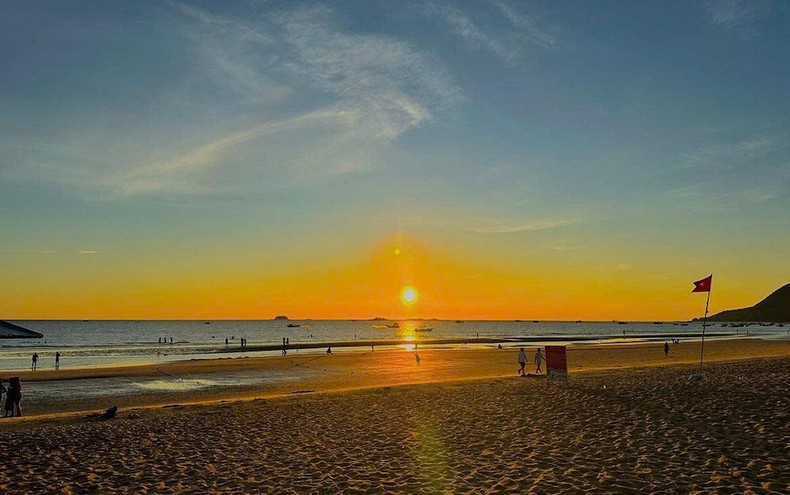 Sunrise on Thien Cam Beach (Ha Tinh Province)