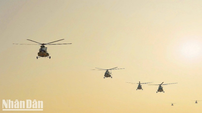 Along with the Su-30MK2 fighters, several helicopters and YAK-130 aircraft were managed by flight squadrons in preparation for the military parade marking the 50th anniversary of the South Liberation and National Reunification. Along with the Su-30MK2 fighters, several helicopters and YAK-130 aircraft were managed by flight squadrons in preparation for the military parade marking the 50th anniversary of the South Liberation and National Reunification.