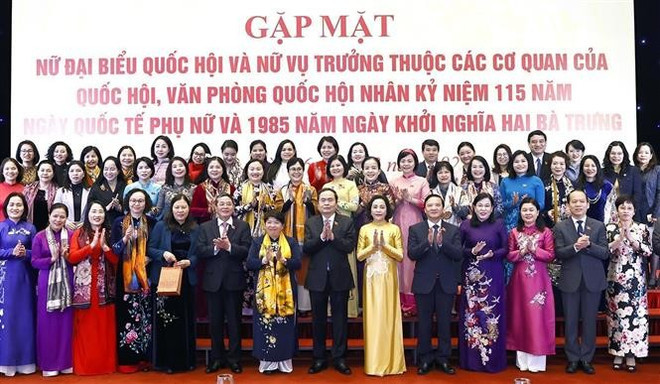 NA Chairman Tran Thanh Man and female NA deputies and officials at the meeting. (Photo: VNA)