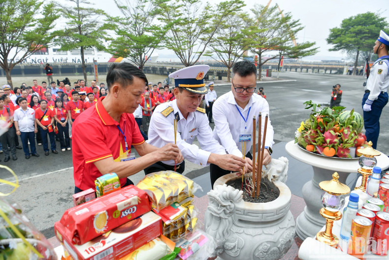 Colonel Do Hong Duyen, Deputy Political Commissar of Naval Region 2 and Head of the Delegation (centre), joins other delegates in offering incense at the monument.