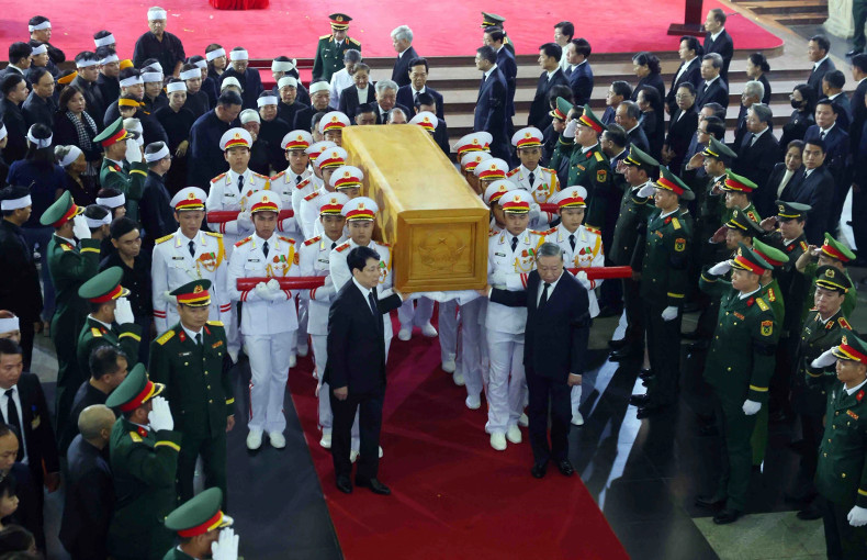 Party and State leaders transfer the coffin of former President Tran Duc Luong. (Photo: VNA) Party and State leaders transfer the coffin of former President Tran Duc Luong. (Photo: VNA)
