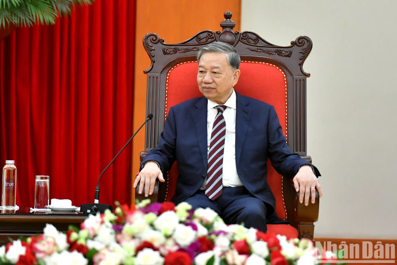 Party General Secretary To Lam speaks at the reception.