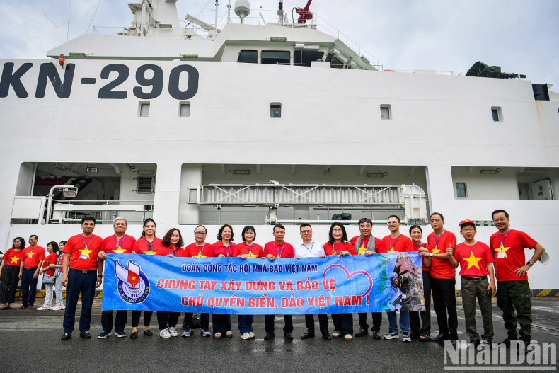 Delegation No. 25, including 100 press leaders and reporters from media outlets and journalists’ associations nationwide, is heading to Truong Sa and the DK1 offshore platform cluster with the message: “Joining hands to build and defend Viet Nam’s sovereignty over seas and islands.”