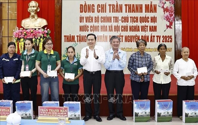 NA Chairman Tran Thanh Man presents Tet gifts to policy beneficiary households, workers, and labourers facing difficult circumstances in Tra Vinh city. (Photo: VNA)