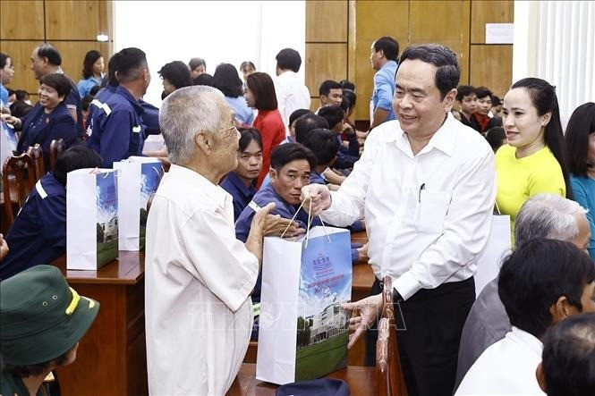 National Assembly Chairman Tran Thanh Man presents Tet gifts to policy beneficiary families, workers, and labourers facing difficult circumstances in Tra Vinh City. (Photo: VNA)