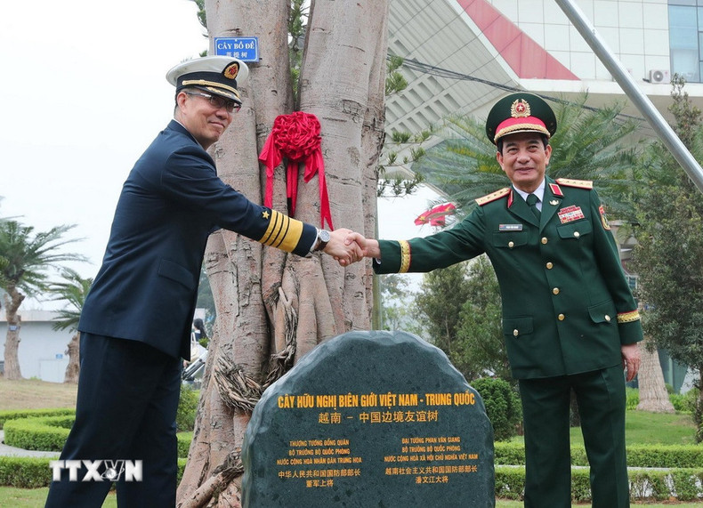Vietnamese Minister of National Defence General Phan Van Giang (R) and Chinese Minister of National Defence Dong Jun plant a tree at the Huu Nghi International Border Gate. (Photo: VNA)