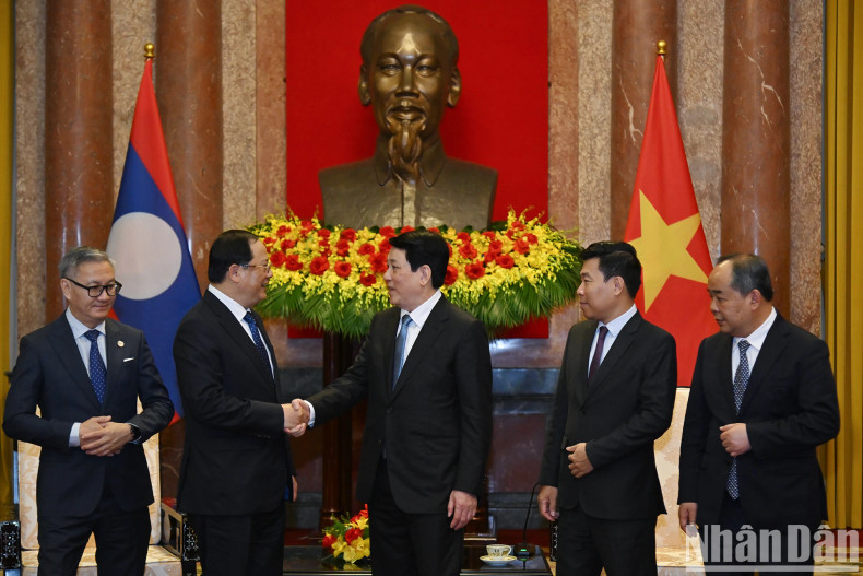 President Luong Cuong talks with Lao Prime Minister Sonexay Siphandone on the sidelines of the reception. President Luong Cuong talks with Lao Prime Minister Sonexay Siphandone on the sidelines of the reception.
