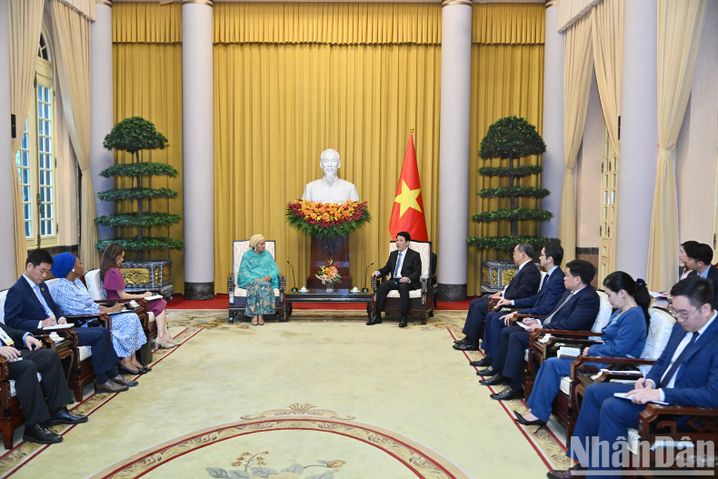 An overview of the reception at the Presidential Palace. An overview of the reception at the Presidential Palace.