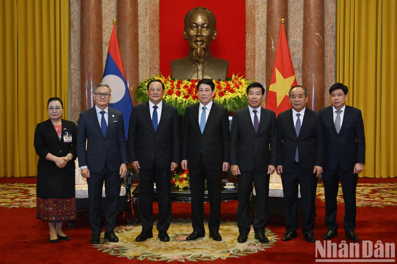 President Luong Cuong, Lao Prime Minister Sonexay Siphandone and other delegates pose for a photo. President Luong Cuong, Lao Prime Minister Sonexay Siphandone and other delegates pose for a photo.