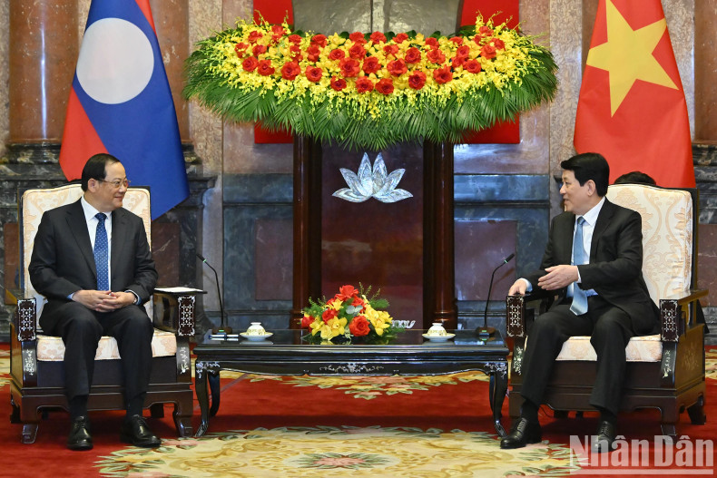 State President Luong Cuong (R) and Prime Minister of Laos Sonexay Siphandone at the meeting in Hanoi on April 17. (Photo: NDO)