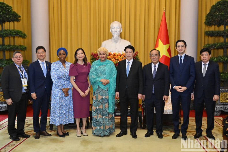 President Luong Cuong, UN Deputy Secretary-General Amina J. Mohammed, and other delegates at the meeting. President Luong Cuong, UN Deputy Secretary-General Amina J. Mohammed, and other delegates at the meeting.