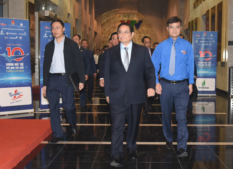 Prime Minister Pham Minh Chinh attends the awards ceremony for the outstanding young faces of Vietnam 2024.