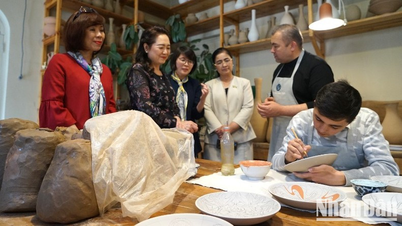 Generations of the Rakhimov family’s ceramic facility have regularly organised exchanges and exhibitions with ceramic artists both domestically and internationally. Generations of the Rakhimov family’s ceramic facility have regularly organised exchanges and exhibitions with ceramic artists both domestically and internationally.