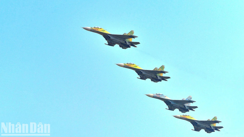 Along with the People's Public Security units, many units under the Ministry of National Defence have also gathered in Dong Nai Province to train in preparation for the military parade marking the 50th anniversary of the South Liberation and National Reunification. Along with the People's Public Security units, many units under the Ministry of National Defence have also gathered in Dong Nai Province to train in preparation for the military parade marking the 50th anniversary of the South Liberation and National Reunification.