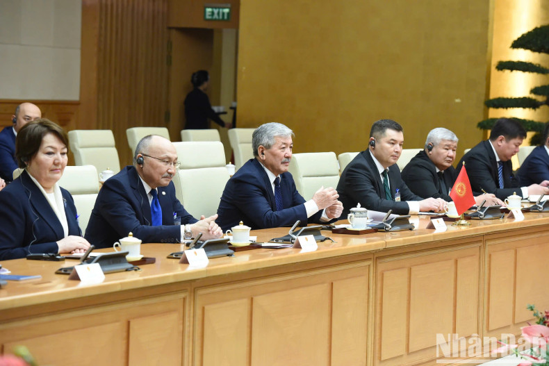 Prime Minister Adylbek Kasymaliev and members of the Kyrgyz Government hold talks with Prime Minister Pham Minh Chinh.